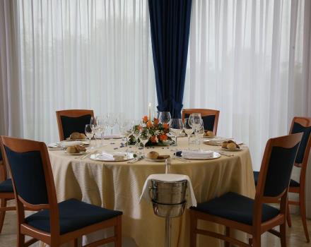 mesa decorada para banquetes o ceremonias especiales