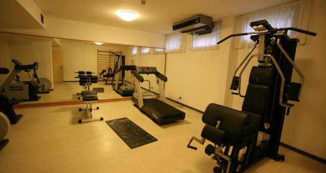 sala con equipos para gimnasia