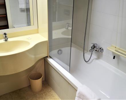 Barhroom with tub