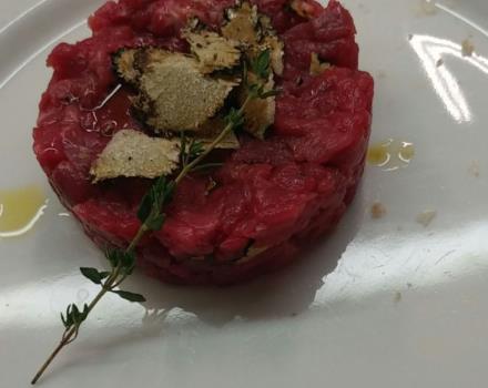 Tartare with slices of Truffle