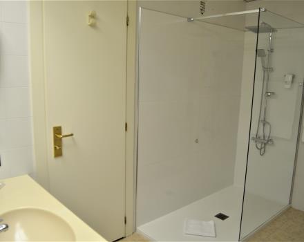 Junior Suite 516 - Shower