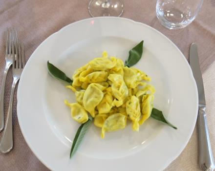 Discover the traditional cuisine of Piacenza with the dishes offered by the La Veranda restaurant, inside the Park Hotel.
