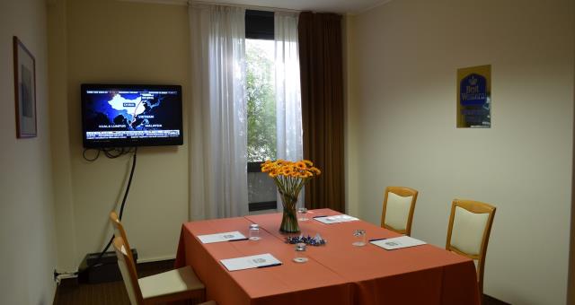 sala landi adatta per piccoli meeting di poche persone, ideale per colloqui di lavoro.