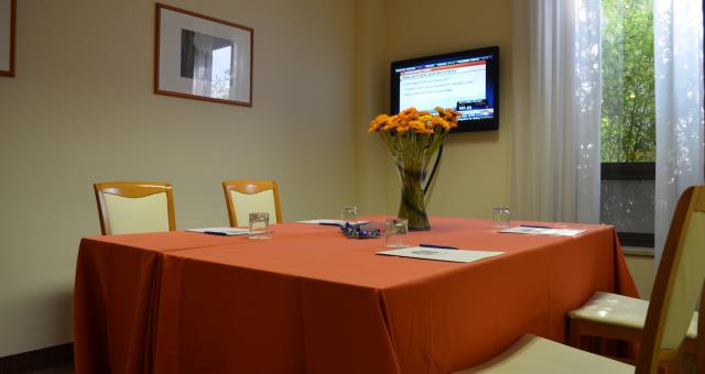 perfetta per meeting di poche persone, anche prenotabile in giornata. A pochi passi dal centro di piacenza, in ambiente accogliente e professionale.