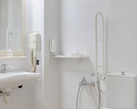 cuarto de baño adaptado para personas con discapacidad, personas con las que 5 habitaciones de este tipo en el Piacenza Park Hotel